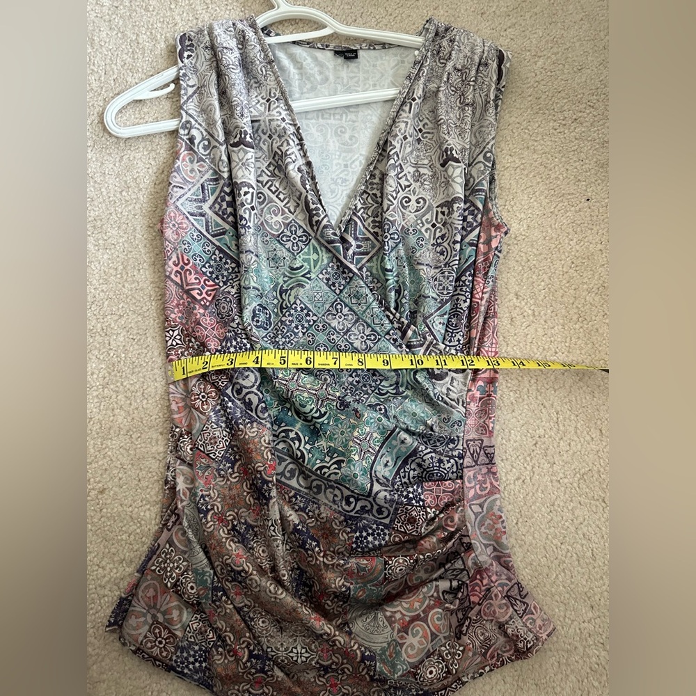 Patterned Sleeveless Top - Picture 3 of 4